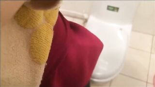 黑丝女友受不了了马上去厕所做爱