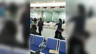 最新流出门事件背上写了个大字的大波妹突然在办证大厅脱光光大声述说