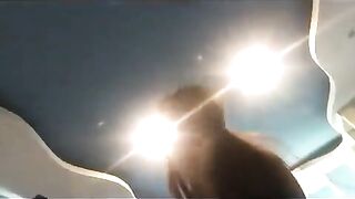 家境不错的大鸡巴哥餐厅搭讪个正在玩手机的妹子回家啪啪