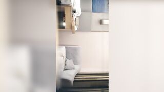 【七天极品探花】极品颜值，罕见美乳，近景掰穴口交，高冷小姐姐被撩拨得欲火焚身，一场床上一场沙发满足观众需求