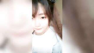 圆脸脸新人长相甜美清纯双马尾萌妹自慰，跳蛋塞入再用大黑牛震动高潮出白浆