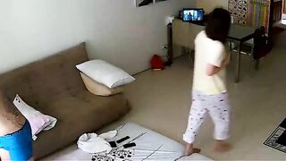 家庭摄像头破解偸拍恩爱小两口躺沙发上一起看黄片美娇妻受不了主动出击被纹身老公深喉爆操欲仙欲死叫声刺激