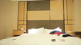 小宝寻花约了个白皙大奶妹子啪啪，舔弄口交上位骑乘后入大力猛操晃动奶子