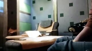 屌哥出击足浴按摩会所撩妹歌唱得很难听的按摩美眉到宾馆开房偷拍