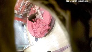 情趣酒店喜庆红色大圆床偷拍气质美少妇和情夫偷情被内射逼里