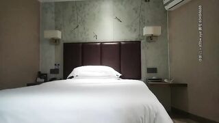 新人帅哥《小鲁班探花》足浴会所撩妹到宾馆开房1600元拿下未婚眼镜妹开始以为被套路剧情反转感觉妹子想和他处对象