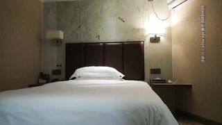 新人帅哥《小鲁班探花》足浴会所撩妹到宾馆开房1600元拿下未婚眼镜妹开始以为被套路剧情反转感觉妹子想和他处对象