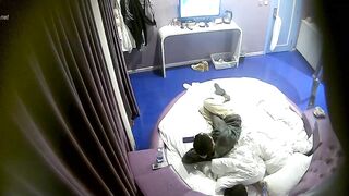 独家私享台酒店情趣圆床摄像头偷拍短发气质小白领下班后和男友各种体位做爱