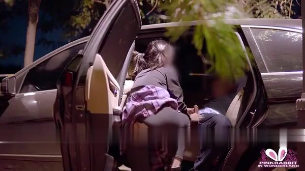 粉紅兔第九集：粉嫩的騷逼想迫不及待的插入大屌