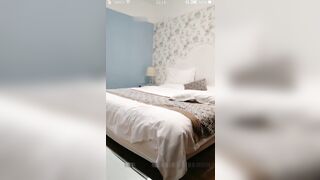 胖男酒店微信约啪时尚性感的平面美女嫩模,颜值高奶子大操的乱晃,抱着屁股狠狠抽插.逼被操了还偷拍过程!