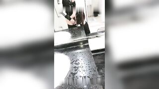 00后嫩妹深夜和小男友公厕啪啪口交洗手台上掰穴，站立后入坐马桶上抽插非常诱人