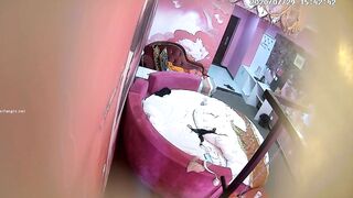 主题酒店情趣红床偷拍农民工小伙约工友的短发骚媳妇开房如狼似虎肯定很饥渴