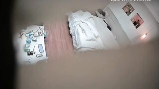 主题酒店摄像头偷拍白天逃课那对零零后小情侣晚上不回家开房过夜