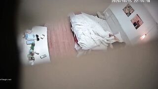 主题酒店摄像头偷拍白天逃课那对零零后小情侣晚上不回家开房过夜