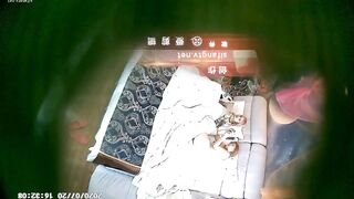 主题酒店豪华大床偷拍两个样子很前卫女同性恋在床上上吃东西互搞亲热