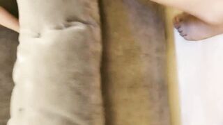 变态男为了收益不惜约土豪粉丝酒店爆插自己性感漂亮的美女老婆,沙发上干的呻吟浪叫,自己在旁边拍摄,逼要操肿.国语!