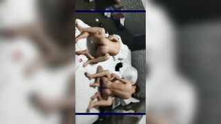 场面过于淫乱 3个刚成年的小美女和一群小鲜肉群P