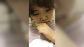 外表单纯萌萌哒学生妹年龄不大发育的不错，阴毛还早早给剃光了，就在说卫生间跟男友做爱内射还吃精子