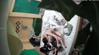 学校附近家庭公寓偷拍大学生情侣穿着制服做爱