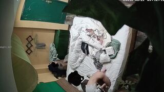 学校附近家庭公寓偷拍大学生情侣穿着制服做爱