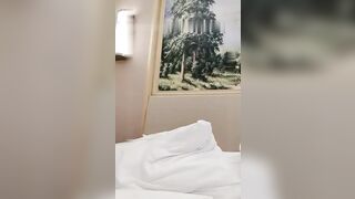 小姐姐十九岁性感红唇妹子激情啪啪，口交舔弄特写上位抽插从下往上视角