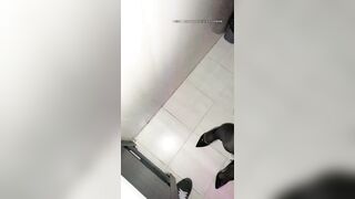 在KTV艹翻极品小浪货▌Avove ▌推开包厢门就看见一个撅着屁股的小骚货 清洁阿姨感叹现在的小情侣太会玩了