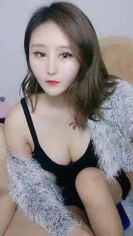 新人网红脸妹子身材不错和炮友大战首秀，丝袜撕裆手指扣逼享受，口交摸奶子站立侧入，坐上来快速抽插呻吟娇喘