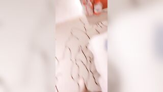 长相甜美气质短发小姐姐卫生间自慰诱惑，跳脱衣舞肛塞菊花乳头滴蜡，拨开丁字裤掰穴扣逼，坐在马桶上插逼喷水