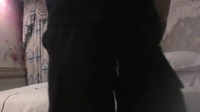 大宝寻花探会所约了个服务不错少妇，口交翘起双脚舔菊花，上位骑坐自己动，后入抽插没操几下就射了