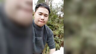 小胖哥偸情漂亮苗条小姨子户外山上野战扶着树后入搞的正在性头上被路人打断吓尿了赶紧换个地方继续搞