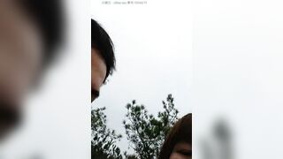 小胖哥偸情漂亮苗条小姨子户外山上野战扶着树后入搞的正在性头上被路人打断吓尿了赶紧换个地方继续搞