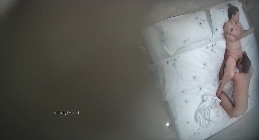 360摄像头偷拍情趣酒店蒲公英房吃软饭的帅哥和少妇老板娘开房口活不错舔得老板娘很爽