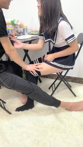 【七哥天上人间】，太粉嫩的小萝莉，主播力证已成年，极品粉穴又紧又漂亮，娇小身躯美乳相配艳福不浅