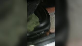 【三飞夜生活】05-17 午夜户外3P轮操白虎高三萝莉妹纸 人小逼紧还挺抗操 架在后备箱上轮着干她 高清源码无水印