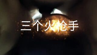 【精品推荐】超人气网红博主『CD大小姐』三个火枪手4P超清巨献 拴着狗链玩炮机多人轮啪口爆颜射