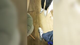 刚成年的纯天然妹子，清纯得很嫩得出水，没有什么性爱经验，叫床真实不做作，说话声音奶声奶气的