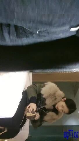 刚成年的纯天然妹子，清纯得很嫩得出水，没有什么性爱经验，叫床真实不做作，说话声音奶声奶气的