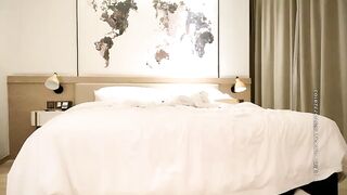 小宝寻花大神回归高素质外围妹子，大长腿包臀裙跪着口交，让妹子自慰侧入后入被操的呻吟受不了