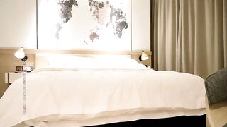 小宝寻花大神回归高素质外围妹，短裙美腿可以舌吻调情，蹲着吹硬骑上来整根插入操的呻吟连连