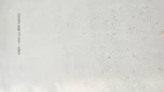 小老弟探鸡窝赌博输了一万多的飞哥把账户的钱全输光了拿着300多现金找小姐说要通过直播回本