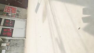 小老弟探鸡窝赌博输了一万多的飞哥把账户的钱全输光了拿着300多现金找小姐说要通过直播回本