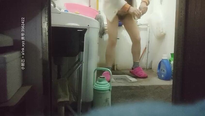 小老弟探鸡窝赌博输了一万多的飞哥把账户的钱全输光了拿着300多现金找小姐说要通过直播回本