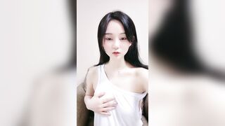 明星颜值长相甜美极品美女扣逼自慰，白皙美乳诱人细腰，撩起衣服露奶装拨开内裤，逼逼上抹酸奶手指快速扣弄