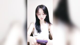 明星颜值长相甜美极品美女扣逼自慰，白皙美乳诱人细腰，撩起衣服露奶装拨开内裤，逼逼上抹酸奶手指快速扣弄