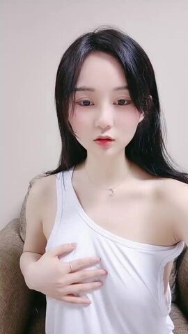 明星颜值长相甜美极品美女扣逼自慰，白皙美乳诱人细腰，撩起衣服露奶装拨开内裤，逼逼上抹酸奶手指快速扣弄