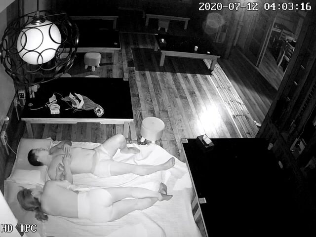 黑客破解网络摄像头监控偷拍饭店晚上打烊以后老板和媳妇在餐台旁边床铺上做爱