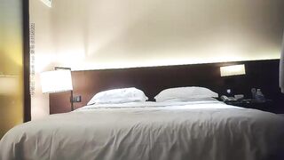 屌哥丶辛选寻花丰乳肥臀韩国外围妹，洗完澡穿上黑丝先做服务，口交舔屌抬起腿抽插站立后入妹子受不了