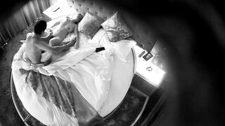 情趣酒店镭射光影房摄像头偷拍两对偷情男女大金链子哥和少妇貌似性压抑了很久爱的释放