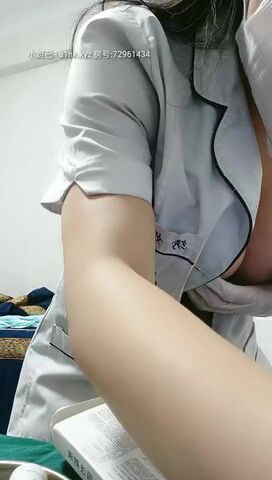 美容院大夫工作中玩直播给骚女做处女摸修复术直播给狼友看，自己还漏奶子玩奶头诱惑狼友，给逼逼打针真刺激