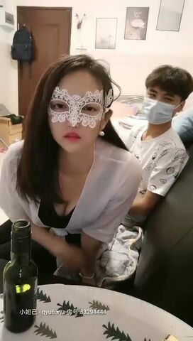 邻家小姐姐来了新人颜值美女和炮友居家啪啪，脱下衣服揉奶子呻吟诱人，掰穴特写坐在沙发上抽插后入猛操